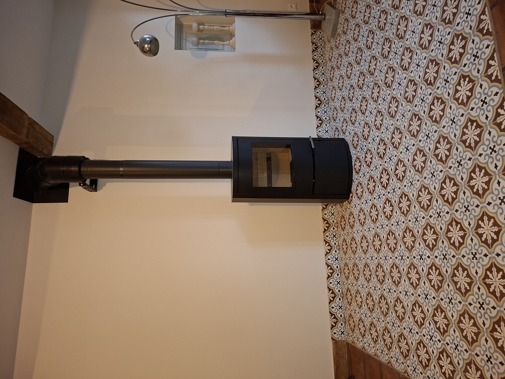 poêle à bûches RAVELLI CALLIOPE conduit ORION, bride murale noire distance de securité transition double peau vers flexible dans le Gers